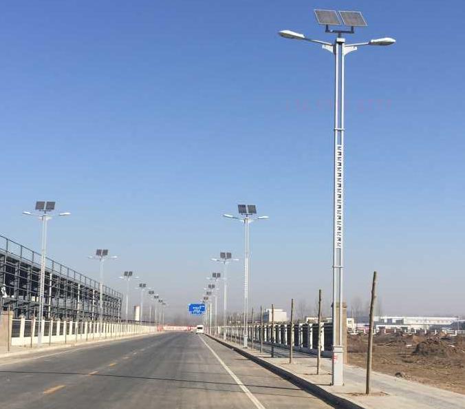 西安高陵西营十字路灯晚上亮得有点晚 回复：已调整开关时间