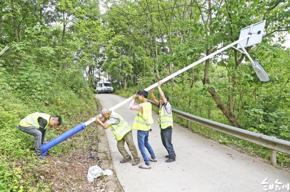 合川区合阳城街道利川社区：筹资安装路灯方便群众出行